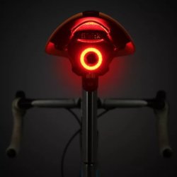 Smart LED baglygte i aluminium med USB opladning og bremselys. 100 lumen