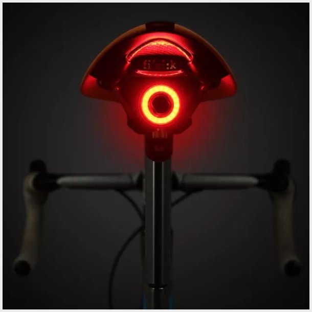 Smart LED baglygte i aluminium med USB opladning og bremselys. 100 lumen