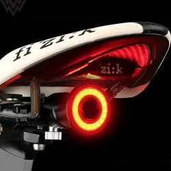 Smart LED baglygte i aluminium med USB opladning og bremselys. 100 lumen