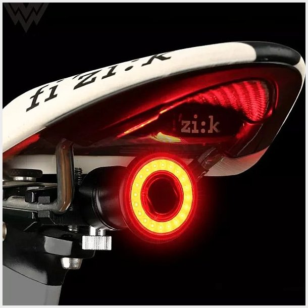Smart LED baglygte i aluminium med USB opladning og bremselys. 100 lumen